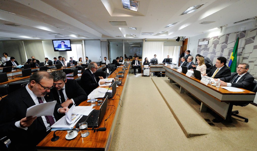 O Senado aprovou nesta terça (5) as indicações presidenciais para quatro diretorias do Banco Central; o administrador Reinaldo Le Grazie foi aprovado para a Diretoria de Política Monetária; o atual procurador-geral do BC, Isaac Sidney Menezes Ferreira, foi aprovado para a Diretoria de Relacionamento Institucional e Cidadania; o economista Tiago Couto Berriel, assumirá a diretoria de Assuntos Internacionais e de Gestão de Riscos Corporativos e o economista Carlos Viana de Carvalho foi aprovado para a diretoria de Política Econômica; os quatro passaram por sabatina hoje mais cedo na Comissão de Assuntos Econômicos do Senado, onde também foram aprovados (Foto: Valter Lima) O Senado aprovou nesta terça (5) as indicações presidenciais para quatro diretorias do Banco Central; o administrador Reinaldo Le Grazie foi aprovado para a Diretoria de Política Monetária; o atual procurador-geral do BC, Isaac Sidney Menezes Ferreira, foi aprovado para a Diretoria de Relacionamento Institucional e Cidadania; o economista Tiago Couto Berriel, assumirá a diretoria de Assuntos Internacionais e de Gestão de Riscos Corporativos e o economista Carlos Viana de Carvalho foi aprovado para a diretoria de Política Econômica; os quatro passaram por sabatina hoje mais cedo na Comissão de Assuntos Econômicos do Senado, onde também foram aprovados