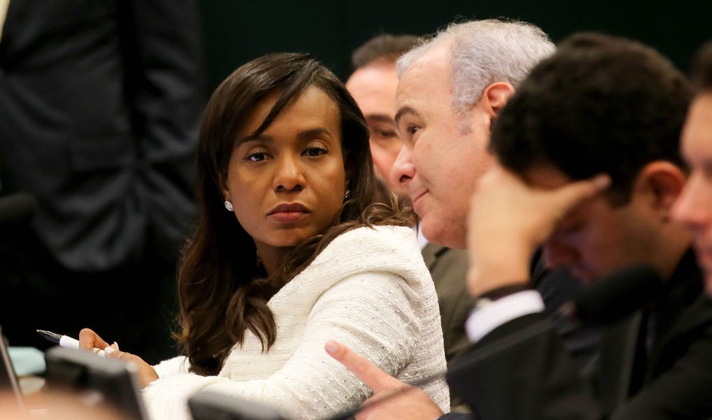 Sem manifestar publicamente seu voto, que será decisivo na condenação ou absolvição de Eduardo Cunha no Conselho de Ética, a deputada Tia Eron (PRB-BA) fez um discurso na reunião desta terça-feira: "Chamaram Tia Eron para resolver o problema que os homens desse conselho não conseguiram resolver. Não era para resolver? Tia Eron vai resolver!", disse; ela rebateu ainda críticas sobre sua ausência na última reunião do colegiado; "Ninguém manda nessa nega aqui. Quero olhar nos olhos de cada um. Os olhos refletem o que a boca não tem coragem de dizer. Eu não fui abduzida" (Foto: Gisele Federicce) Sem manifestar publicamente seu voto, que será decisivo na condenação ou absolvição de Eduardo Cunha no Conselho de Ética, a deputada Tia Eron (PRB-BA) fez um discurso na reunião desta terça-feira: "Chamaram Tia Eron para resolver o problema que os homens desse conselho não conseguiram resolver. Não era para resolver? Tia Eron vai resolver!", disse; ela rebateu ainda críticas sobre sua ausência na última reunião do colegiado; "Ninguém manda nessa nega aqui. Quero olhar nos olhos de cada um. Os olhos refletem o que a boca não tem coragem de dizer. Eu não fui abduzida"