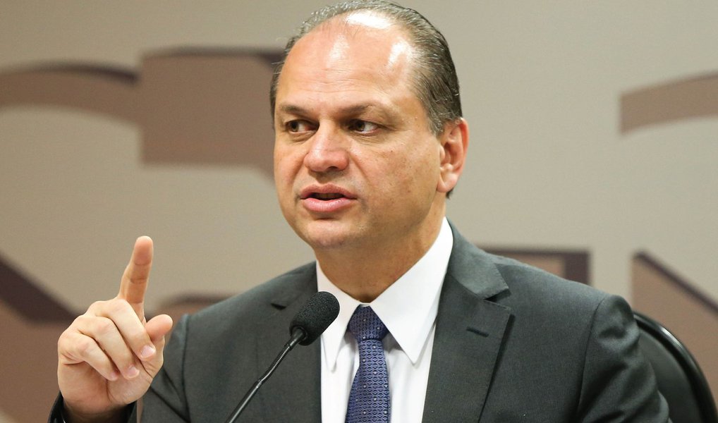 O ministro da Saúde, Ricardo Barros, defendeu nesta quarta (6) a criação de uma espécie de plano de saúde popular, com custos menores, numa tentativa de aliviar os gastos do governo com o financiamento do Sistema Único de Saúde (SUS); a ideia foi apresentada durante audiência pública na Comissão de Assuntos Sociais do Senado; segundo a proposta, os planos terão menos serviços do que o definido pela Agência Nacional de Saúde Suplementar (ANS) como cobertura mínima obrigatória (Foto: Valter Lima) O ministro da Saúde, Ricardo Barros, defendeu nesta quarta (6) a criação de uma espécie de plano de saúde popular, com custos menores, numa tentativa de aliviar os gastos do governo com o financiamento do Sistema Único de Saúde (SUS); a ideia foi apresentada durante audiência pública na Comissão de Assuntos Sociais do Senado; segundo a proposta, os planos terão menos serviços do que o definido pela Agência Nacional de Saúde Suplementar (ANS) como cobertura mínima obrigatória