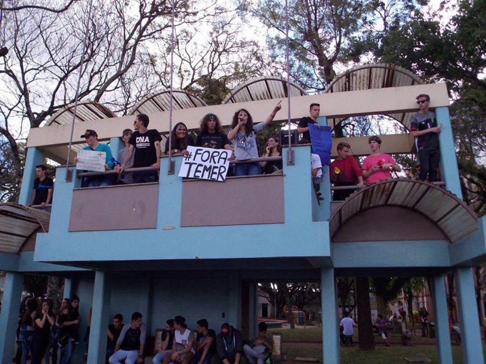 segundo a União Paranaense de Estudantes Secundaristas, até o momento, pelo menos 48 escolas estão ocupadas por alunos em todo o país - 37 delas apenas no Paraná; há duas escolas ocupadas em Minas Gerais; uma no Rio Grande do Sul; uma em Goiás; uma em Brasília; quatro no Rio Grande do Norte; uma em Mato Grosso e uma em São Paulo; "A proposta tem sido veementemente refutada pelo movimento estudantil, que discorda do projeto autoritário que pretende eliminar o pensamento crítico das instituições de ensino", defendeu a entidade em nota (Foto: Aquiles Lins) segundo a União Paranaense de Estudantes Secundaristas, até o momento, pelo menos 48 escolas estão ocupadas por alunos em todo o país - 37 delas apenas no Paraná; há duas escolas ocupadas em Minas Gerais; uma no Rio Grande do Sul; uma em Goiás; uma em Brasília; quatro no Rio Grande do Norte; uma em Mato Grosso e uma em São Paulo; "A proposta tem sido veementemente refutada pelo movimento estudantil, que discorda do projeto autoritário que pretende eliminar o pensamento crítico das instituições de ensino", defendeu a entidade em nota
