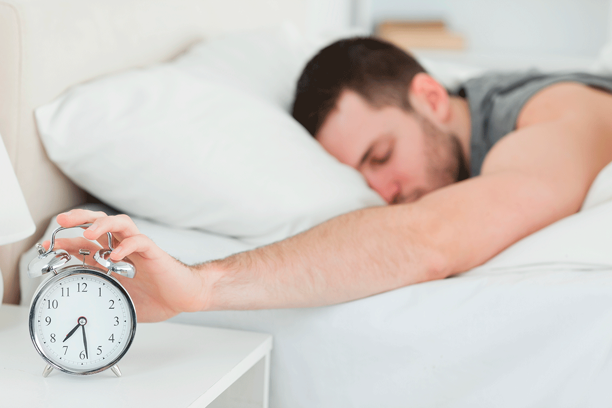 Daqui a uma semana começa o horário de verão, quando os relógios deverão ser adiantados em uma hora nas regiões Sul, Sudeste e Centro-Oeste; quem costuma sentir os efeitos da mudança de horário no organismo deve começar a se preparar desde já, adiantando gradualmente a hora de dormir. Segundo o médico Marcos Pontes, a adaptação pode ser feita em um período de cinco a sete dias; "Orientamos as pessoas a tentarem acostumar o organismo a dormir uma hora antes, porque o período de adaptação vai de cinco a sete dias. Aí quando chegar o horário de verão, você já se acostumou a dormir mais cedo e acordar mais cedo", diz o clínico geral do Hospital Santa Lúcia (Foto: Romulo Faro) Daqui a uma semana começa o horário de verão, quando os relógios deverão ser adiantados em uma hora nas regiões Sul, Sudeste e Centro-Oeste; quem costuma sentir os efeitos da mudança de horário no organismo deve começar a se preparar desde já, adiantando gradualmente a hora de dormir. Segundo o médico Marcos Pontes, a adaptação pode ser feita em um período de cinco a sete dias; "Orientamos as pessoas a tentarem acostumar o organismo a dormir uma hora antes, porque o período de adaptação vai de cinco a sete dias. Aí quando chegar o horário de verão, você já se acostumou a dormir mais cedo e acordar mais cedo", diz o clínico geral do Hospital Santa Lúcia