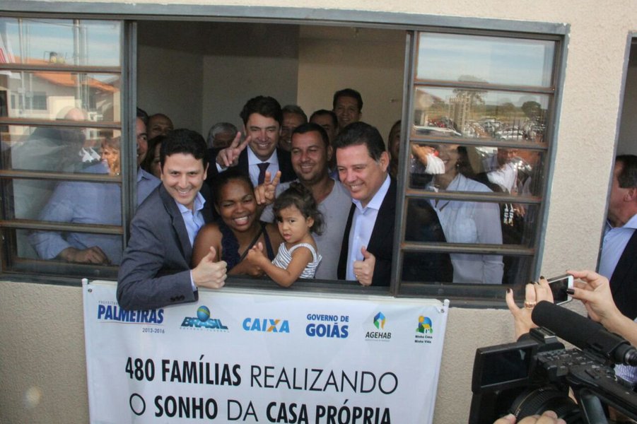O governo federal deve concluir em dois meses a versão federal do programa Cheque Mais Moradia – modalidade Reforma, programa social criado pelo governador Marconi Perillo em 2000 para auxiliar famílias a reformarem e ampliarem suas casas; informação é do ministro das Cidades, Bruno Araújo, que explicou ao jornal Valor Econômico a forma como o governo de Michel Temer pretende operacionalizar o programa; no dia 8 de junho, Bruno Araújo esteve em Goiás para executar sua primeira agenda de inauguração de obras após ter assumido o Ministério das Cidades (Foto: José Barbacena) O governo federal deve concluir em dois meses a versão federal do programa Cheque Mais Moradia – modalidade Reforma, programa social criado pelo governador Marconi Perillo em 2000 para auxiliar famílias a reformarem e ampliarem suas casas; informação é do ministro das Cidades, Bruno Araújo, que explicou ao jornal Valor Econômico a forma como o governo de Michel Temer pretende operacionalizar o programa; no dia 8 de junho, Bruno Araújo esteve em Goiás para executar sua primeira agenda de inauguração de obras após ter assumido o Ministério das Cidades