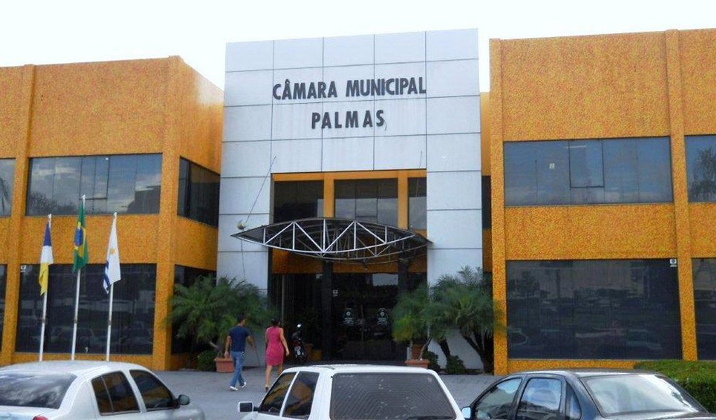 O presidente da Câmara de Palmas, Rogério Freiras (PMDB), criou, por meio de Portaria, a Comissão Especial do Concurso, com o objetivo de realizar estudos preliminares, com apresentação de relatório; como consequência, será instituído um certame para provimento de cargos efetivos, o que não acontece desde 1995, conforme já lembrou o Ministério Público (MP-TO) em representação apresentada em abril (Foto: Leonardo Lucena) O presidente da Câmara de Palmas, Rogério Freiras (PMDB), criou, por meio de Portaria, a Comissão Especial do Concurso, com o objetivo de realizar estudos preliminares, com apresentação de relatório; como consequência, será instituído um certame para provimento de cargos efetivos, o que não acontece desde 1995, conforme já lembrou o Ministério Público (MP-TO) em representação apresentada em abril