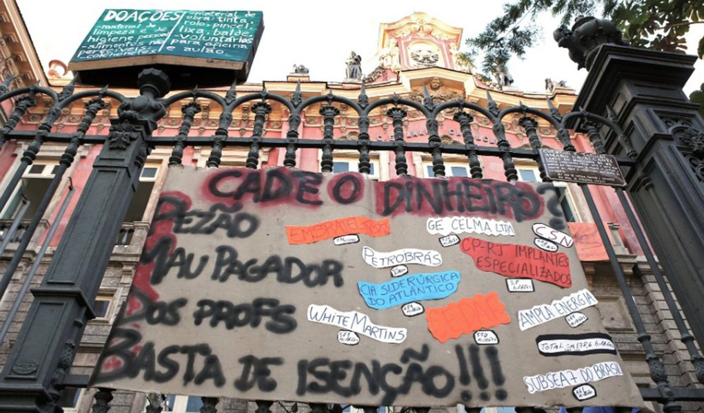 A Justiça fluminense determinou a reintegração de posse da sede da Secretaria Estadual de Educação do Rio de Janeiro, que está ocupada desde o dia 30 de maio por manifestantes; a decisão liminar foi da juíza Glória Heloiza Lima da Silva, da 2ª Vara da Infância, Juventude e Idoso da Capital; segundo a magistrada, a sede da secretaria tem a natureza de bem de domínio público, tornando-a pertencente a todos e não apenas a um grupo de pessoas; além disso, de acordo com a juíza, as escolas anteriormente ocupadas por alunos já retomaram as aulas (Foto: Leonardo Lucena) A Justiça fluminense determinou a reintegração de posse da sede da Secretaria Estadual de Educação do Rio de Janeiro, que está ocupada desde o dia 30 de maio por manifestantes; a decisão liminar foi da juíza Glória Heloiza Lima da Silva, da 2ª Vara da Infância, Juventude e Idoso da Capital; segundo a magistrada, a sede da secretaria tem a natureza de bem de domínio público, tornando-a pertencente a todos e não apenas a um grupo de pessoas; além disso, de acordo com a juíza, as escolas anteriormente ocupadas por alunos já retomaram as aulas