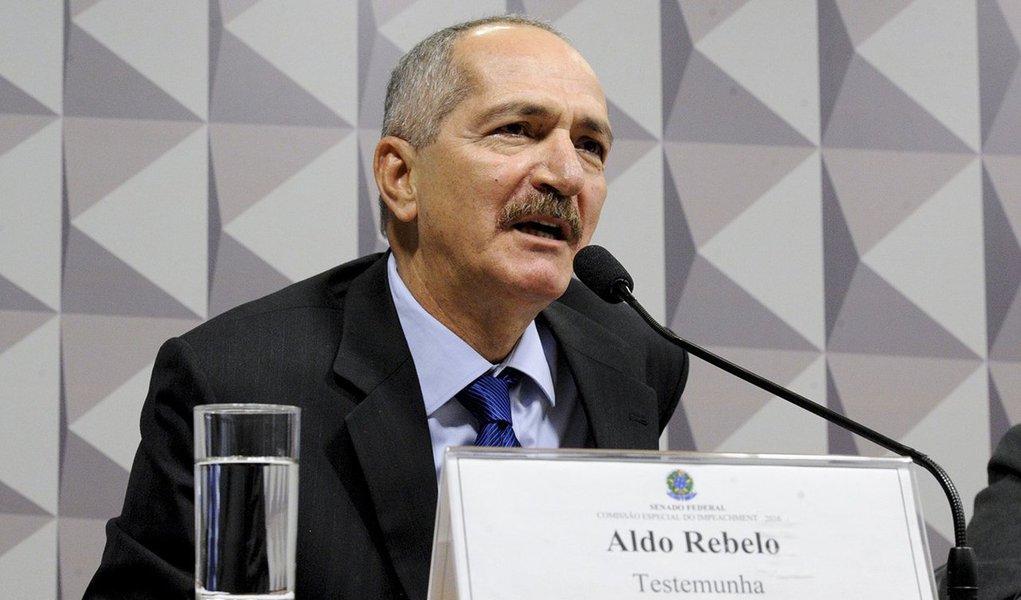 Ex-ministro da Defesa, Aldo Rebelo informou aos senadores da Comissão Especial do Impeachment, nesta terça-feira, 28, nunca ter sido advertido por técnicos do Tribunal de Contas da União (TCU) sobre os créditos suplementares que beneficiaram sua pasta; Rebelo, que também foi ministro da Ciência e Tecnologia em 2015, lembrou que naquele ano, o Ministério só conseguiu executar R$ 3 bilhões dos R$ 7 bilhões autorizados pelo Congresso, o que mostra que os créditos suplementares estavam sujeitos ao contingenciamento; "Não vejo o ano de 2015 poder ser caracterizado como um ano de desajuste das contas públicas, de exagero ou frouxidão nos gastos do Executivo. Não foi isso que eu testemunhei" (Foto: Aquiles Lins) Ex-ministro da Defesa, Aldo Rebelo informou aos senadores da Comissão Especial do Impeachment, nesta terça-feira, 28, nunca ter sido advertido por técnicos do Tribunal de Contas da União (TCU) sobre os créditos suplementares que beneficiaram sua pasta; Rebelo, que também foi ministro da Ciência e Tecnologia em 2015, lembrou que naquele ano, o Ministério só conseguiu executar R$ 3 bilhões dos R$ 7 bilhões autorizados pelo Congresso, o que mostra que os créditos suplementares estavam sujeitos ao contingenciamento; "Não vejo o ano de 2015 poder ser caracterizado como um ano de desajuste das contas públicas, de exagero ou frouxidão nos gastos do Executivo. Não foi isso que eu testemunhei"