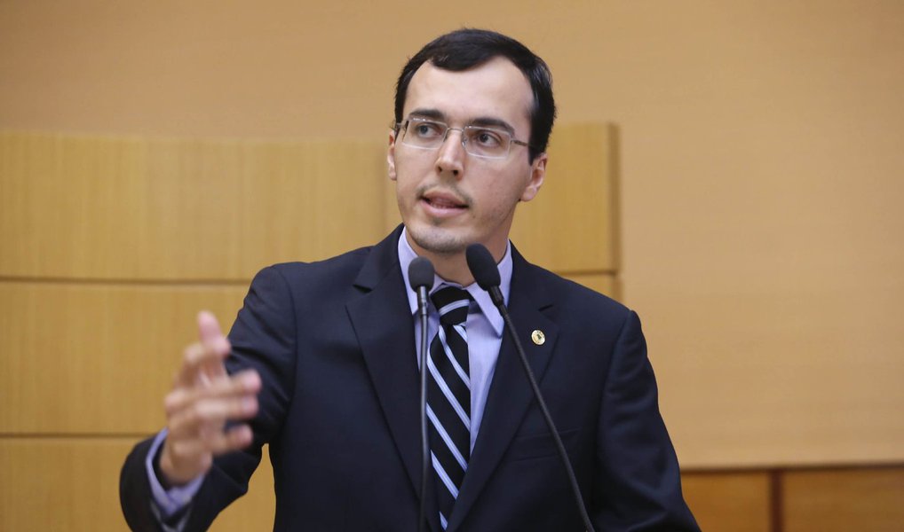 Em seu último pronunciamento antes do recesso parlamentar, o vice-líder da oposição na Assembleia Legislativa, Georgeo Passos (PTC)m criticou a falta de informações do Governo e do Tribunal de Contas do Estado sobre o Proinveste e a Fundação Hospitalar; segundo ele, ao longo do primeiro semestre deste ano, por diversas vezes foram encaminhados ofícios cobrando dados, mas nenhuma resposta foi recebida; “É preciso saber por que o Proinveste e a Fundação Hospitalar estão blindados no atual Governo, com a chancela do TCE. Quem não deve, não teme. Se está tudo correto, não tem por que não responder os nossos ofícios? Enquanto Casa fiscalizadora, temos que nos impor. Secretário nem órgão nenhum podem nos negar informações que são públicas”, criticou (Foto: Valter Lima) Em seu último pronunciamento antes do recesso parlamentar, o vice-líder da oposição na Assembleia Legislativa, Georgeo Passos (PTC)m criticou a falta de informações do Governo e do Tribunal de Contas do Estado sobre o Proinveste e a Fundação Hospitalar; segundo ele, ao longo do primeiro semestre deste ano, por diversas vezes foram encaminhados ofícios cobrando dados, mas nenhuma resposta foi recebida; “É preciso saber por que o Proinveste e a Fundação Hospitalar estão blindados no atual Governo, com a chancela do TCE. Quem não deve, não teme. Se está tudo correto, não tem por que não responder os nossos ofícios? Enquanto Casa fiscalizadora, temos que nos impor. Secretário nem órgão nenhum podem nos negar informações que são públicas”, criticou