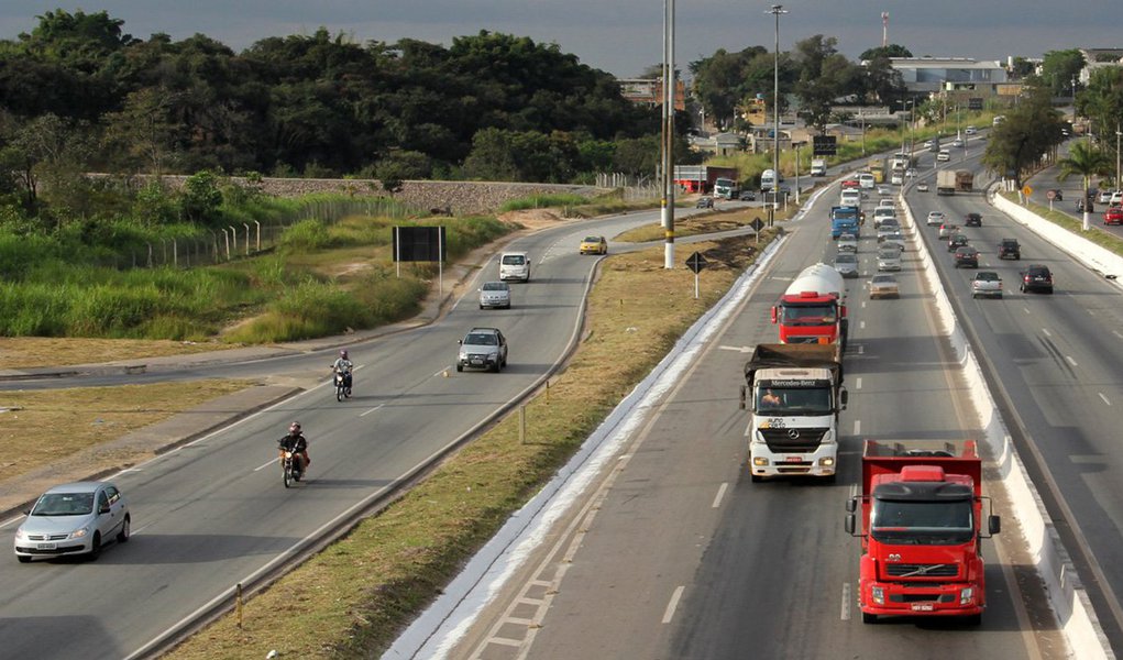 Um balanço da Polícia Rodoviária Federal apontou 387 mortes nas estradas federais mineiras de janeiro a junho deste ano, o que representa uma diminuição de 22,5% em relação ao mesmo período do ano passado (499); dos óbitos, 154 foram resultado de colisões frontais, ou seja, 40% do total; o número de acidentes também caiu no primeiro semestre de 2016: foram 6,8 mil capotamentos, batidas de frente, laterais, traseiras e saídas de pista, número de 16,4% menor que no mesmo período de 2015 (8,1 mil); como consequência, diminuiu o número de feridos - 9% a menos: 6,7 mil, contra 7,3 mil (Foto: Leonardo Lucena) Um balanço da Polícia Rodoviária Federal apontou 387 mortes nas estradas federais mineiras de janeiro a junho deste ano, o que representa uma diminuição de 22,5% em relação ao mesmo período do ano passado (499); dos óbitos, 154 foram resultado de colisões frontais, ou seja, 40% do total; o número de acidentes também caiu no primeiro semestre de 2016: foram 6,8 mil capotamentos, batidas de frente, laterais, traseiras e saídas de pista, número de 16,4% menor que no mesmo período de 2015 (8,1 mil); como consequência, diminuiu o número de feridos - 9% a menos: 6,7 mil, contra 7,3 mil