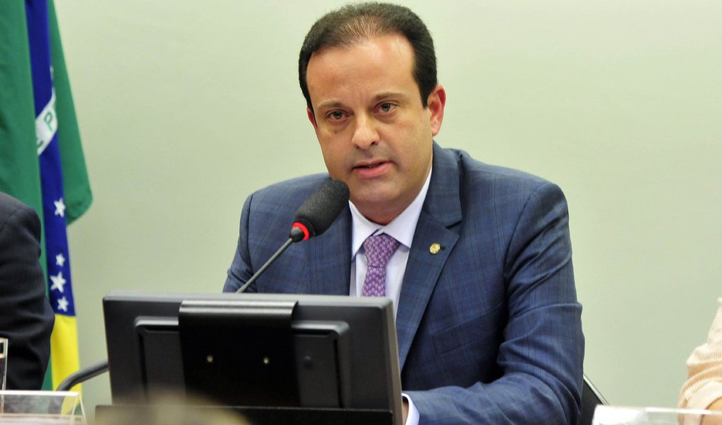 Deputado André Moura (PSC-SE) pode estar com os dias contados no cargo de líder do governo interino de Michel Temer. Uma articulação liderada pelo PR, PSB e por uma ala do PMDB defende a substituição de Moura do cargo; entre os fatores apontados estariam a inexperiência, a relação próxima com o deputado Eduardo Cunha (PMDB), vive às vésperas de ter seu mandato cassado, e o fato de André Moura ser de um partido considerado nanico, o PSC, com apenas oito deputados na Casa (Foto: Aquiles Lins) Deputado André Moura (PSC-SE) pode estar com os dias contados no cargo de líder do governo interino de Michel Temer. Uma articulação liderada pelo PR, PSB e por uma ala do PMDB defende a substituição de Moura do cargo; entre os fatores apontados estariam a inexperiência, a relação próxima com o deputado Eduardo Cunha (PMDB), vive às vésperas de ter seu mandato cassado, e o fato de André Moura ser de um partido considerado nanico, o PSC, com apenas oito deputados na Casa