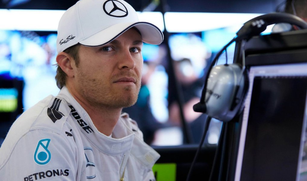 O líder do campeonato de Fórmula 1, Nico Rosberg, assinou um novo contrato que irá mantê-lo na Mercedes ao lado de Lewis Hamilton até o final de temporada de 2018, comunicou a equipe nesta sexta-feira; a Mercedes tuitou um vídeo do piloto de 31 anos, vice-campeão atrás do britânico Hamilton nos dois últimos anos, assinando o contrato para correr pela escuderia em 2017 e 2018 (Foto: Gisele Federicce) O líder do campeonato de Fórmula 1, Nico Rosberg, assinou um novo contrato que irá mantê-lo na Mercedes ao lado de Lewis Hamilton até o final de temporada de 2018, comunicou a equipe nesta sexta-feira; a Mercedes tuitou um vídeo do piloto de 31 anos, vice-campeão atrás do britânico Hamilton nos dois últimos anos, assinando o contrato para correr pela escuderia em 2017 e 2018