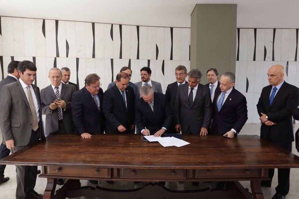 A cada crise econômica que o País atravessa, independentemente de grei política que está no governo, a teoria e a prática estabelecida é que a corda deve arrebentar no lado mais fraco (Foto: Paulo Paim) A cada crise econômica que o País atravessa, independentemente de grei política que está no governo, a teoria e a prática estabelecida é que a corda deve arrebentar no lado mais fraco