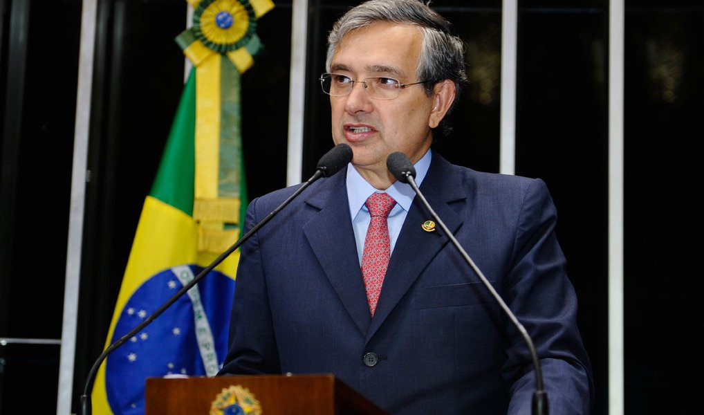 A relatora da proposta do Supersimples no Senado, Marta Suplicy (PMDB-SP), acatou emenda do senador Eduardo Amorim (PSC-SE), que concede as categorias da Saúde o mesmo tratamento tributário dado aos médicos; “O pleito é justo, pois oferece a essas categorias equidade tributária, equiparando-as com as demais”, explicou Eduardo (Foto: Valter Lima) A relatora da proposta do Supersimples no Senado, Marta Suplicy (PMDB-SP), acatou emenda do senador Eduardo Amorim (PSC-SE), que concede as categorias da Saúde o mesmo tratamento tributário dado aos médicos; “O pleito é justo, pois oferece a essas categorias equidade tributária, equiparando-as com as demais”, explicou Eduardo