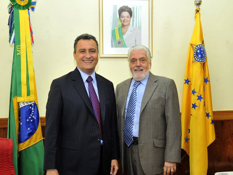 Está aceso o sinal vermelho no PT, inclusive em nível nacional, por causa do futuro político do ex-ministro e ex-governador da Bahia Jaques Wagner; os petistas, contudo, já têm um 'plano B' para o caso de a presidente Dilma Rousseff ser derrotada na votação final do impeachment no Senado; diante do atual cenário, já se cogita a possibilidade de Wagner assumir uma secretaria de peso na gestão do governador Rui Costa, para 'manter seu nome em evidência' e ser candidato ao Senado em 2018 (Foto: Romulo Faro) Está aceso o sinal vermelho no PT, inclusive em nível nacional, por causa do futuro político do ex-ministro e ex-governador da Bahia Jaques Wagner; os petistas, contudo, já têm um 'plano B' para o caso de a presidente Dilma Rousseff ser derrotada na votação final do impeachment no Senado; diante do atual cenário, já se cogita a possibilidade de Wagner assumir uma secretaria de peso na gestão do governador Rui Costa, para 'manter seu nome em evidência' e ser candidato ao Senado em 2018
