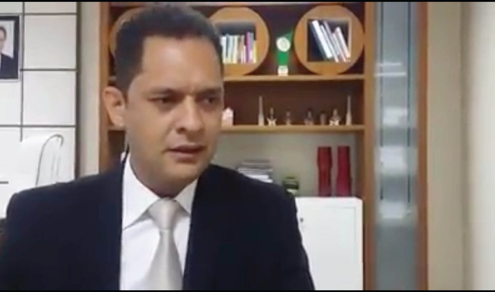 O agora ex-secretário estadual de Educação, Adão Francisco de Oliveira, justificou a sua decisão de entregar o cargo, ao dizer que a tensão entre PT e PMDB no cenário político nacional desgasta a relação entre os dois partidos nos estados; "Para deixar o governo mais confortável, eu tomo essa decisão, sendo euum dos expoentes, militante e filiado ao Partido dos Trabalhadores", afirmou; veja o vídeo (Foto: Leonardo Lucena) O agora ex-secretário estadual de Educação, Adão Francisco de Oliveira, justificou a sua decisão de entregar o cargo, ao dizer que a tensão entre PT e PMDB no cenário político nacional desgasta a relação entre os dois partidos nos estados; "Para deixar o governo mais confortável, eu tomo essa decisão, sendo euum dos expoentes, militante e filiado ao Partido dos Trabalhadores", afirmou; veja o vídeo
