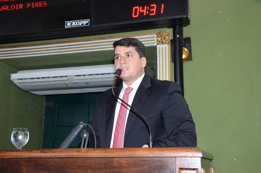 Presidente da Comissão de Saúde da Câmara Municipal de Salvador, o vereador Duda Sanches viu com "surpresa e indignação" o pedido de abertura de inquérito contra o secretário municipal de Saúde, José Antônio Rodrigues, protocolada no Ministério Público pelo Conselho Municipal de Saúde, sob acusação de improbidade administrativa; "É uma ação que não tem sentido, não tem procedência. Todos sabem que que o presidente do conselho municipal, Marcos Antônio Rodrigo Sampaio, é pré-candidato a vereador e busca isso para se promover", diz Sanches (Foto: Romulo Faro) Presidente da Comissão de Saúde da Câmara Municipal de Salvador, o vereador Duda Sanches viu com "surpresa e indignação" o pedido de abertura de inquérito contra o secretário municipal de Saúde, José Antônio Rodrigues, protocolada no Ministério Público pelo Conselho Municipal de Saúde, sob acusação de improbidade administrativa; "É uma ação que não tem sentido, não tem procedência. Todos sabem que que o presidente do conselho municipal, Marcos Antônio Rodrigo Sampaio, é pré-candidato a vereador e busca isso para se promover", diz Sanches