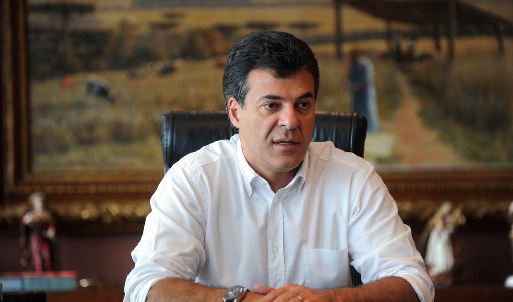 Educadores informam que o governador Beto Richa (PSDB) retomou o fechamento de turmas e escolas em todo o estado do Paraná/ funcionários do Núcleo Regional de Educação (NRE) visitaram estabelecimentos na região metropolitana Sul de Curitiba informando da decisão do tucano; de acordo com educadores, serão fechadas turmas — e consequentemente escolas — começando pelos CELEMs (Centro de Línguas Estrangeiras Modernas) e os CEEBJAs (Centro Estadual de Educação Básica para Jovens e Adultos) (Foto: Leonardo Lucena) Educadores informam que o governador Beto Richa (PSDB) retomou o fechamento de turmas e escolas em todo o estado do Paraná/ funcionários do Núcleo Regional de Educação (NRE) visitaram estabelecimentos na região metropolitana Sul de Curitiba informando da decisão do tucano; de acordo com educadores, serão fechadas turmas — e consequentemente escolas — começando pelos CELEMs (Centro de Línguas Estrangeiras Modernas) e os CEEBJAs (Centro Estadual de Educação Básica para Jovens e Adultos)