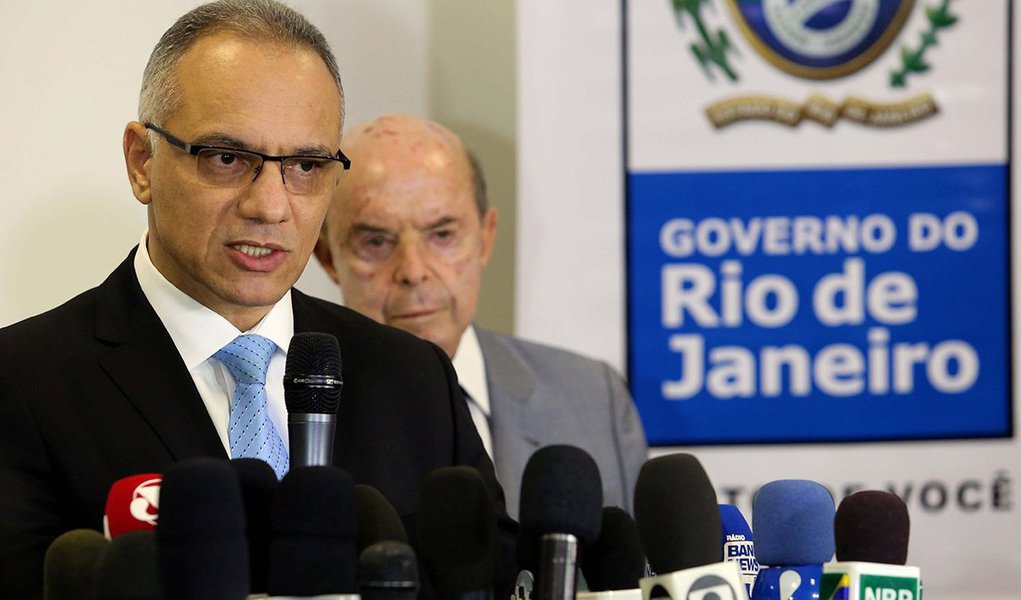 O novo secretário de Segurança Pública do Rio, Roberto Sá, indicou o delegado Carlos Augusto Neto Leba como o novo chefe de Polícia Civil do Rio, em substituição a Fernando Veloso, que deixou o cargo juntamente com o secretário de Segurança, José Mariano Beltrame; Fernando Veloso assumiu a chefia de Polícia Civil em 31 de janeiro de 2014 (Foto: Leonardo Lucena) O novo secretário de Segurança Pública do Rio, Roberto Sá, indicou o delegado Carlos Augusto Neto Leba como o novo chefe de Polícia Civil do Rio, em substituição a Fernando Veloso, que deixou o cargo juntamente com o secretário de Segurança, José Mariano Beltrame; Fernando Veloso assumiu a chefia de Polícia Civil em 31 de janeiro de 2014