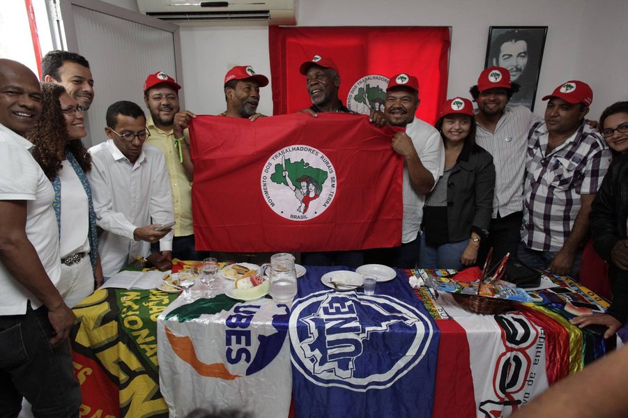 A agenda do ativista e ator norte-americano Danny Glover em Salvador movimentou a capital neste período junino e formou uma marca na luta por terra e por igualdade racial na Bahia, além de elevar os debates contra o impedimento da presidente Dilma Rousseff. Neste domingo, Glover participou de um café da manhã, realizado na sede do MST e também visitou a sede do Bloco Afro Ilê Aiyê, O Olodum, e a Sociedade Protetora dos Desvalidos (Foto: Fatima 247) A agenda do ativista e ator norte-americano Danny Glover em Salvador movimentou a capital neste período junino e formou uma marca na luta por terra e por igualdade racial na Bahia, além de elevar os debates contra o impedimento da presidente Dilma Rousseff. Neste domingo, Glover participou de um café da manhã, realizado na sede do MST e também visitou a sede do Bloco Afro Ilê Aiyê, O Olodum, e a Sociedade Protetora dos Desvalidos