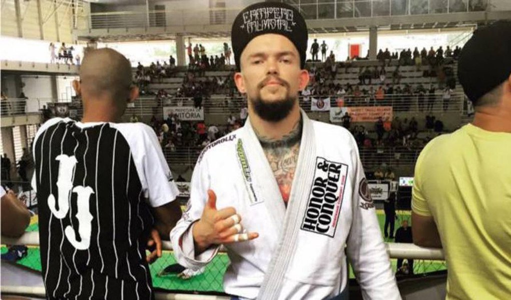 O lutador de jiu-jitsu, o neozelandês Jason Lee, que acusou policiais militares de sequestro e extorsão, na Baixada Fluminense, deixou o Brasil; ele sentiu-se ameaçado depois que, como disse, policiais apareceram de surpresa em sua casa; segundo o relato de Lee nas redes sociais, ele não deixou os policiais entrarem na casa e entrou em contato imediatamente com a Polícia Civil e com a Embaixada da Nova Zelândia (Foto: Leonardo Lucena) O lutador de jiu-jitsu, o neozelandês Jason Lee, que acusou policiais militares de sequestro e extorsão, na Baixada Fluminense, deixou o Brasil; ele sentiu-se ameaçado depois que, como disse, policiais apareceram de surpresa em sua casa; segundo o relato de Lee nas redes sociais, ele não deixou os policiais entrarem na casa e entrou em contato imediatamente com a Polícia Civil e com a Embaixada da Nova Zelândia