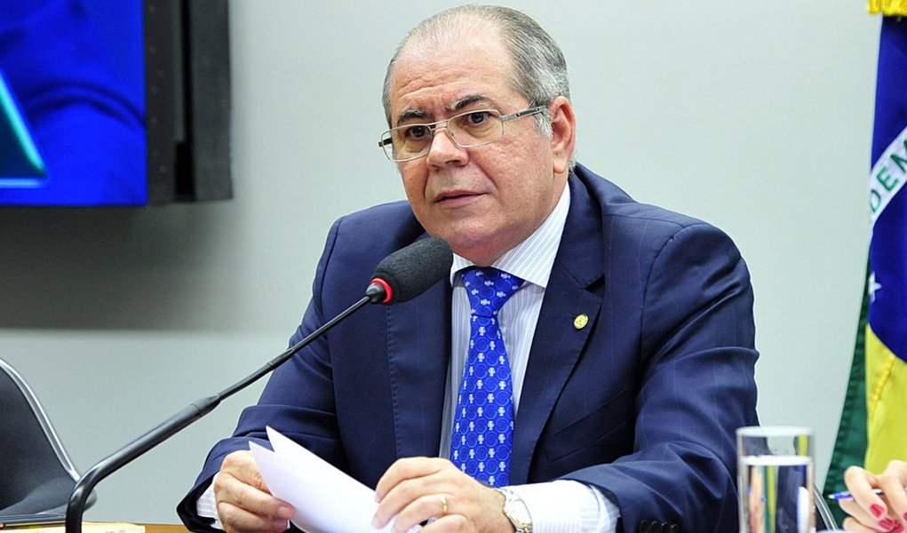 Deputado Hildo Rocha (PMDB-MA) deu mais detalhes da tentativa de chantagem contra um empresário feita por um deputado federal; esse parlamentar, segundo a acusação, teria procurado o empresário com pedido de propina para evitar sua convocação na comissão que investiga o Conselho de Administrativo de Recursos Fiscais (Carf); Rocha informou que o deputado teria pedido R$ 1 milhão; "O empresário disse que estavam achacando ele e, quando falou que um milhão era muito, o deputado disse que era para ele e outros deputados da CPI", disse; o peemedebista não divulgou o nome do empresário porque disse que este lhe pediu segredo; o parlamentar negou estar blindando o empresário (Foto: Leonardo Lucena) Deputado Hildo Rocha (PMDB-MA) deu mais detalhes da tentativa de chantagem contra um empresário feita por um deputado federal; esse parlamentar, segundo a acusação, teria procurado o empresário com pedido de propina para evitar sua convocação na comissão que investiga o Conselho de Administrativo de Recursos Fiscais (Carf); Rocha informou que o deputado teria pedido R$ 1 milhão; "O empresário disse que estavam achacando ele e, quando falou que um milhão era muito, o deputado disse que era para ele e outros deputados da CPI", disse; o peemedebista não divulgou o nome do empresário porque disse que este lhe pediu segredo; o parlamentar negou estar blindando o empresário
