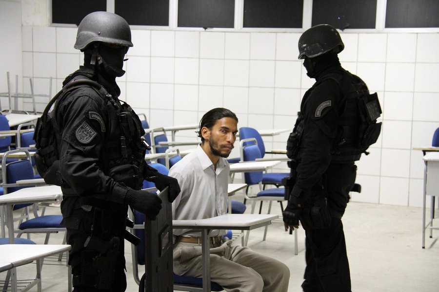 Uma nova data para o exame da Ordem dos Advogados do Brasil (OAB) em Salvador será divulgada na quarta-feira (27); durante a realização da prova no domingo (24), um homem, que alegava ter bombas e uma arma, ameaçou acionar os supostos explosivos, no prédio da Unijorge, na Avenida Paralela; após quatro horas de negociação, ele se entregou à polícia, que não encontrou nenhum explosivo; com o ocorrido, a OAB suspendeu a realização do exame na capital baiana (Foto: Romulo Faro) Uma nova data para o exame da Ordem dos Advogados do Brasil (OAB) em Salvador será divulgada na quarta-feira (27); durante a realização da prova no domingo (24), um homem, que alegava ter bombas e uma arma, ameaçou acionar os supostos explosivos, no prédio da Unijorge, na Avenida Paralela; após quatro horas de negociação, ele se entregou à polícia, que não encontrou nenhum explosivo; com o ocorrido, a OAB suspendeu a realização do exame na capital baiana