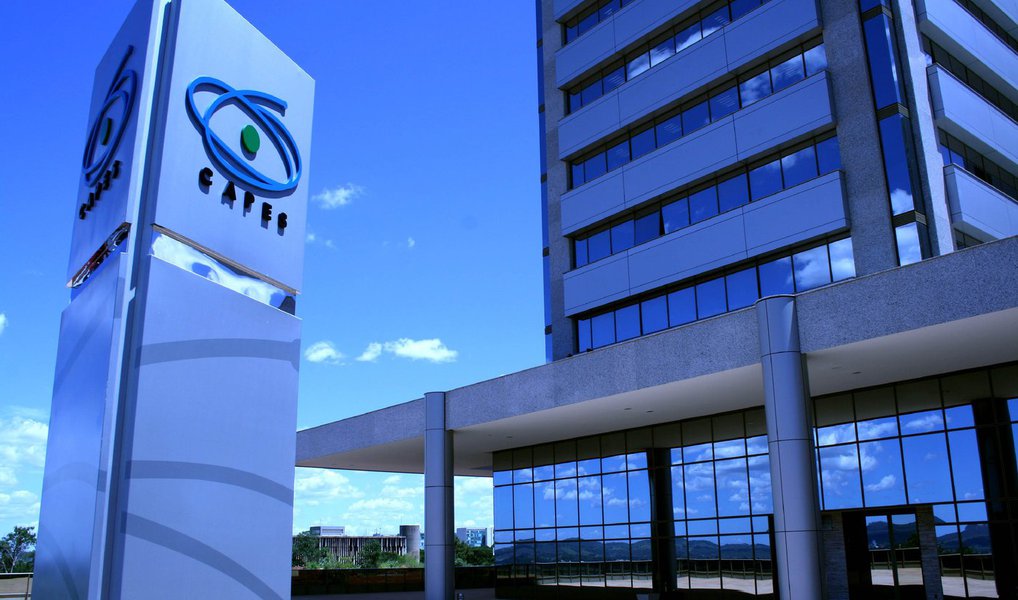 Cortes no orçamento para a Educação podem reduzir a expansão dos cursos de mestrado e doutorado, segundo o presidente do Centro de Gestão e Estudos Estratégicos (CGEE), Mariano Laplane; impacto, segundo Laplane, poderá ser a falta de mão de obra qualificada e especializada no mercado, em áreas de ponta, o que poderá prejudicar ainda mais a economia; dotação orçamentária da Capes, ligada ao MEC, passou de R$ 7,4 bilhões, em 2015 para R$ 5,3 bilhões este ano (Foto: Aquiles Lins) Cortes no orçamento para a Educação podem reduzir a expansão dos cursos de mestrado e doutorado, segundo o presidente do Centro de Gestão e Estudos Estratégicos (CGEE), Mariano Laplane; impacto, segundo Laplane, poderá ser a falta de mão de obra qualificada e especializada no mercado, em áreas de ponta, o que poderá prejudicar ainda mais a economia; dotação orçamentária da Capes, ligada ao MEC, passou de R$ 7,4 bilhões, em 2015 para R$ 5,3 bilhões este ano
