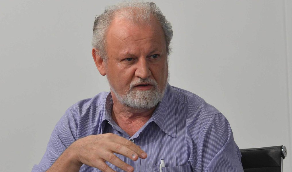 Para o coordenador nacional do MST, Movimento dos Trabalhadores Sem Terra, João Pedro Stédile, "os capitalistas sequestraram o sistema eleitoral no Brasil e elegem quem eles querem. Essa história de que todo poder emana do povo é uma falácia"; segundo ele, ainda existe chance para barrar o golpe, e que cso o impeachment contra a presidente eleita Dilma Rousseff seja rejeitado, ela venha a público com uma carta compromisso com a sociedade; "Não basta ela voltar. Tem de voltar com outro programa, outro ministério e esquecer esses partidos de merda do Congresso", disparou (Foto: Paulo Emílio) Para o coordenador nacional do MST, Movimento dos Trabalhadores Sem Terra, João Pedro Stédile, "os capitalistas sequestraram o sistema eleitoral no Brasil e elegem quem eles querem. Essa história de que todo poder emana do povo é uma falácia"; segundo ele, ainda existe chance para barrar o golpe, e que cso o impeachment contra a presidente eleita Dilma Rousseff seja rejeitado, ela venha a público com uma carta compromisso com a sociedade; "Não basta ela voltar. Tem de voltar com outro programa, outro ministério e esquecer esses partidos de merda do Congresso", disparou