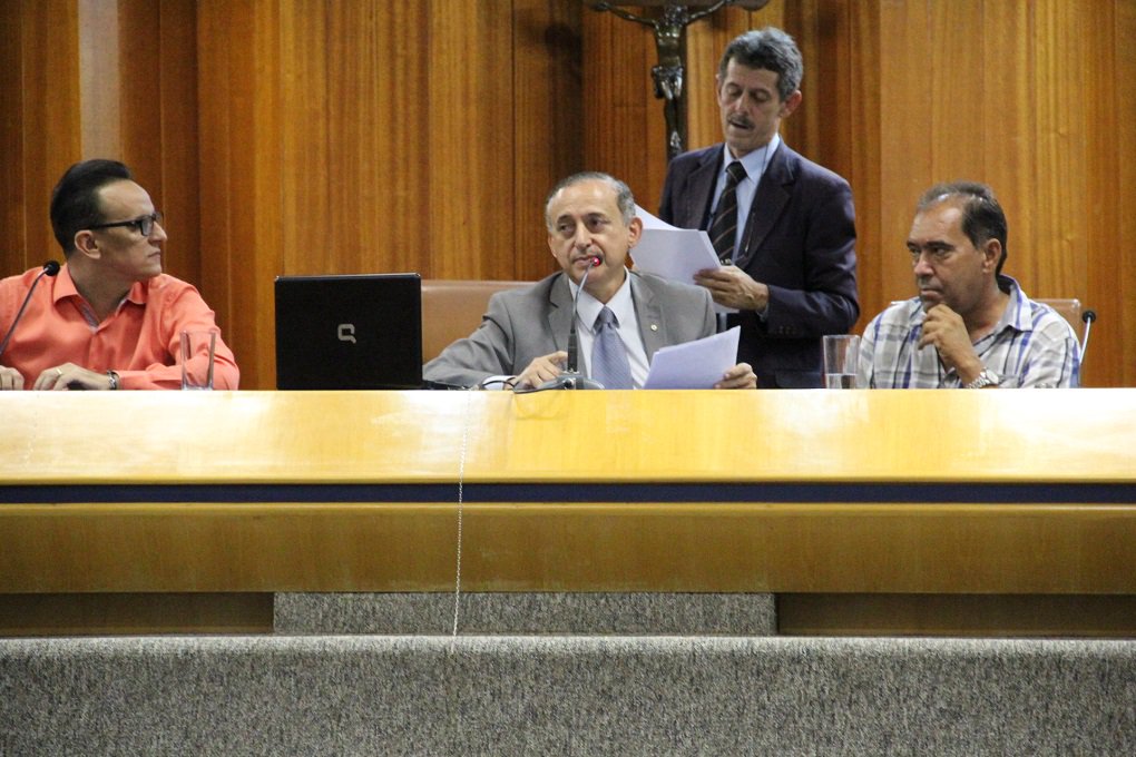Encabeçado pelo presidente Anselmo Pereira, projeto que aumenta o número de vereadores de 35 para 37 foi aprovado, em primeira votação, nesta quinta-feira; justificativa é o crescimento populacional de Goiânia; “Hoje nós precisamos reduzir custos, pois o país inteiro enfrenta uma crise. Aceitar isso é um tapa na cara da sociedade, que está vendo a crise, o aumento do desemprego, aí a gente aumenta o número de vereadores. Para que isso?”, desabafou o vereador Djalma Araújo (Foto: José Barbacena) Encabeçado pelo presidente Anselmo Pereira, projeto que aumenta o número de vereadores de 35 para 37 foi aprovado, em primeira votação, nesta quinta-feira; justificativa é o crescimento populacional de Goiânia; “Hoje nós precisamos reduzir custos, pois o país inteiro enfrenta uma crise. Aceitar isso é um tapa na cara da sociedade, que está vendo a crise, o aumento do desemprego, aí a gente aumenta o número de vereadores. Para que isso?”, desabafou o vereador Djalma Araújo