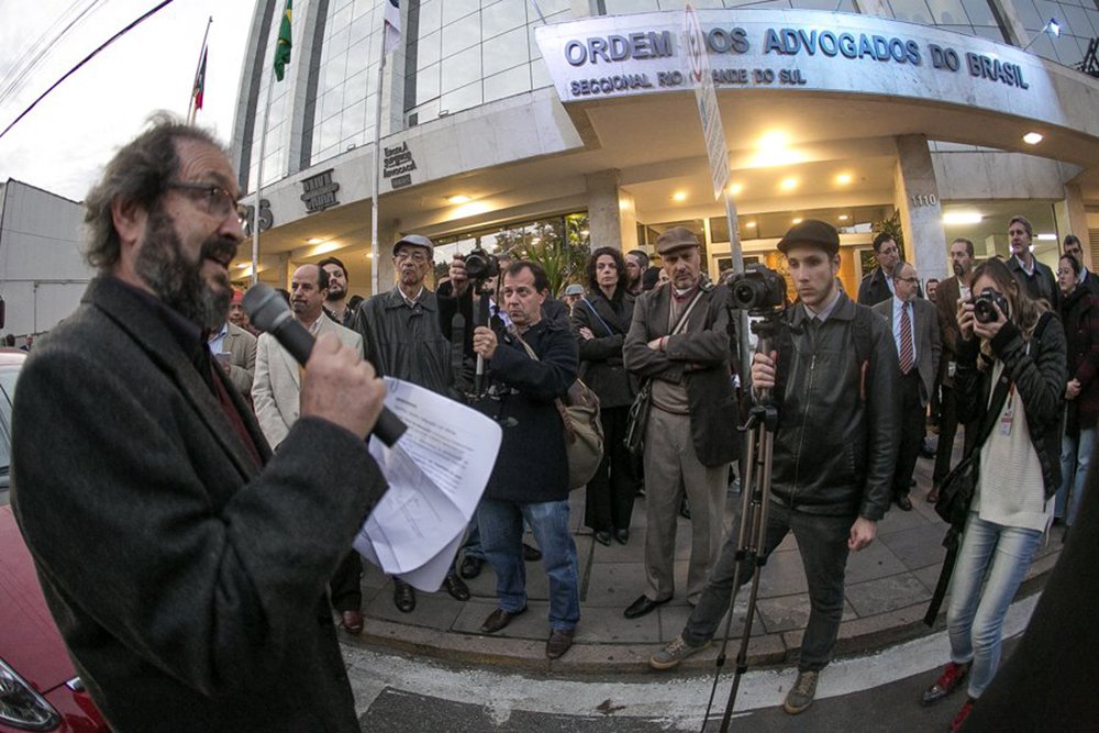 O Movimento de Advogados e Advogadas pela Legalidade Democrática denunciou que a Brigada Militar violou, em mais de uma ocasião, as prerrogativas de profissionais que tentavam ter acesso a seus clientes em ocupações e manifestações ocorridas recentemente em Porto Alegre e a OAB se omitiu diante desses fatos; a denúncia foi feita durante o Desagravo Público em defesa da advocacia e da cidadania realizado em frente ao prédio da seccional gaúcha da OAB; na avaliação dos organizadores do ato, a atual direção da OAB tem se omitido sistematicamente ao não dar suporte e amparo a advogados e advogadas atuantes em ambientes de conflito vividos por seus clientes, como ocorreu recentemente em ocupações de escolas, órgãos públicos e prédios desocupados na capital gaúcha (Foto: Leonardo Lucena) O Movimento de Advogados e Advogadas pela Legalidade Democrática denunciou que a Brigada Militar violou, em mais de uma ocasião, as prerrogativas de profissionais que tentavam ter acesso a seus clientes em ocupações e manifestações ocorridas recentemente em Porto Alegre e a OAB se omitiu diante desses fatos; a denúncia foi feita durante o Desagravo Público em defesa da advocacia e da cidadania realizado em frente ao prédio da seccional gaúcha da OAB; na avaliação dos organizadores do ato, a atual direção da OAB tem se omitido sistematicamente ao não dar suporte e amparo a advogados e advogadas atuantes em ambientes de conflito vividos por seus clientes, como ocorreu recentemente em ocupações de escolas, órgãos públicos e prédios desocupados na capital gaúcha
