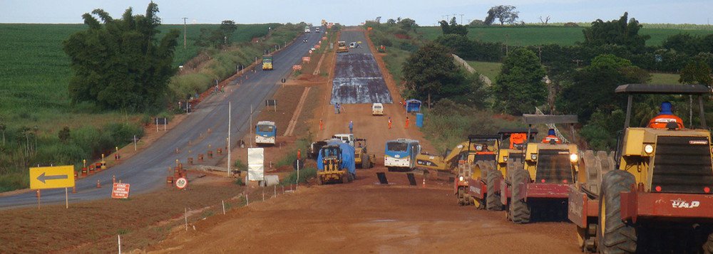 O presidente da República em exercício, Michel Temer (PMDB), disse que determinará ao Ministério dos Transportes para que acelere a conclusão da duplicação da BR-135, no Maranhão; a informação foi dada à bancada federal do PPS em uma reunião no Palácio do Planalto; trechos da rodovia têm sido alvo de assaltos e de acidentes fatais. No último domingo, uma batida grave tirou a vida de oito pessoas, no Km 36, depois que um caminhão se chocou contra um carro de passeio; o veículo maior estava na contramão (Foto: Leonardo Lucena) O presidente da República em exercício, Michel Temer (PMDB), disse que determinará ao Ministério dos Transportes para que acelere a conclusão da duplicação da BR-135, no Maranhão; a informação foi dada à bancada federal do PPS em uma reunião no Palácio do Planalto; trechos da rodovia têm sido alvo de assaltos e de acidentes fatais. No último domingo, uma batida grave tirou a vida de oito pessoas, no Km 36, depois que um caminhão se chocou contra um carro de passeio; o veículo maior estava na contramão