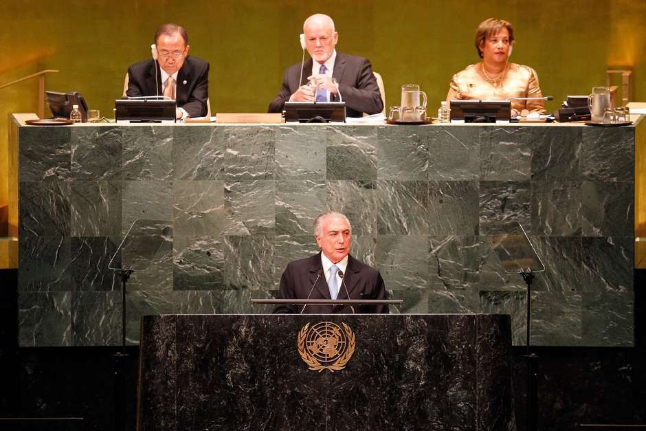 Entre um parágrafo e outro, tiques marcantes denunciaram o desconforto do presidente que onde vai simboliza ímpias falanges, face hostil. O Brasil que Temer representa não tem absolutamente nada a ver com o que ganhou destaque na ONU na última década (Foto: Luciana Oliveira) Entre um parágrafo e outro, tiques marcantes denunciaram o desconforto do presidente que onde vai simboliza ímpias falanges, face hostil. O Brasil que Temer representa não tem absolutamente nada a ver com o que ganhou destaque na ONU na última década