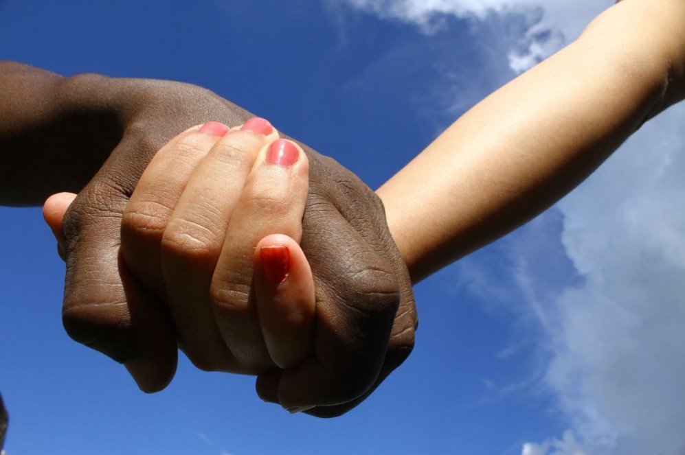 Se a sua honra foi ferida cabe a você defendê-la. Se a sua dignidade foi atingida cabe a você lutar por ela. Não se cale! Nunca! E que a sua resposta não seja tão sutil quanto o racismo que você sofreu (Foto: Nêggo Tom) Se a sua honra foi ferida cabe a você defendê-la. Se a sua dignidade foi atingida cabe a você lutar por ela. Não se cale! Nunca! E que a sua resposta não seja tão sutil quanto o racismo que você sofreu