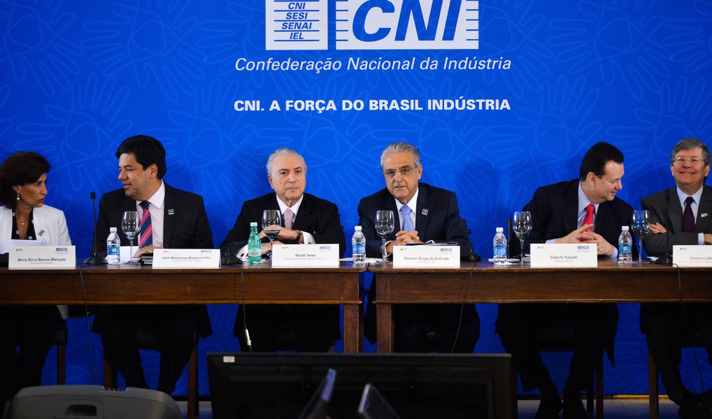 Presidente da Confederação Nacional da Indústria (CNI), Robson Braga de Andrade, disse nesta sexta-feira 8 que, para o governo melhorar a situação do déficit fiscal, serão necessárias "mudanças duras" tanto na Previdência Social quanto nas leis trabalhistas; ele sugeriu que o Brasil adote iniciativas similares às do governo francês, que autorizou uma carga horária de até 80 horas semanais e de 12 horas diárias para os trabalhadores; ele reiterou a posição da CNI contrária ao aumento de impostos (Foto: Paulo Emílio) Presidente da Confederação Nacional da Indústria (CNI), Robson Braga de Andrade, disse nesta sexta-feira 8 que, para o governo melhorar a situação do déficit fiscal, serão necessárias "mudanças duras" tanto na Previdência Social quanto nas leis trabalhistas; ele sugeriu que o Brasil adote iniciativas similares às do governo francês, que autorizou uma carga horária de até 80 horas semanais e de 12 horas diárias para os trabalhadores; ele reiterou a posição da CNI contrária ao aumento de impostos