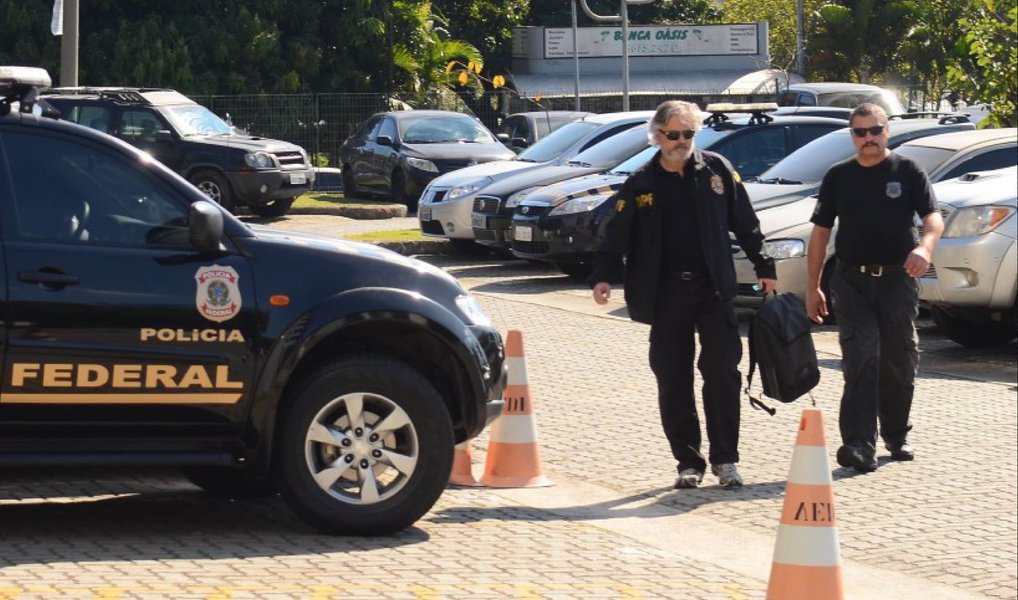 Justiça Federal determinou o bloqueio de R$ 102 milhões dos investigados pela Operação Custo Brasil, incluindo o PT, o ex-ministro Paulo Bernardo, o ex-tesoureiro da legenda Paulo Ferreira e pessoas jurídicas que teriam ligação com o esquema Consist, que teria desviado R$ 100 milhões de empréstimos consignados; bloqueio tem caráter solidário, ou seja, cada um dos investigados terá que arcar com uma parte do montante de R$ 102 milhões que teriam sido desviados pelo esquema (Foto: Paulo Emílio) Justiça Federal determinou o bloqueio de R$ 102 milhões dos investigados pela Operação Custo Brasil, incluindo o PT, o ex-ministro Paulo Bernardo, o ex-tesoureiro da legenda Paulo Ferreira e pessoas jurídicas que teriam ligação com o esquema Consist, que teria desviado R$ 100 milhões de empréstimos consignados; bloqueio tem caráter solidário, ou seja, cada um dos investigados terá que arcar com uma parte do montante de R$ 102 milhões que teriam sido desviados pelo esquema