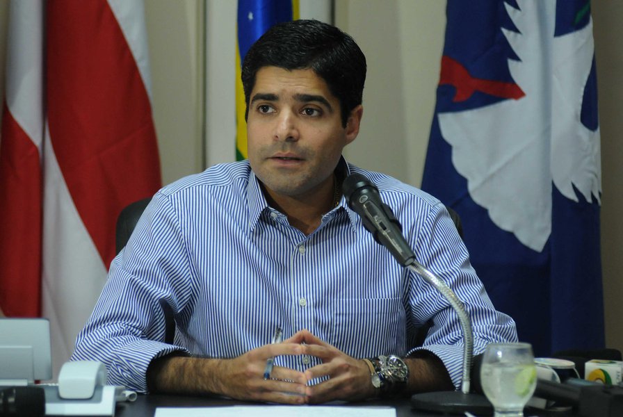O prefeito ACM Neto comemorou a aprovação do novo Plano Diretor de Desenvolvimento Urbano (PDDU) na Câmara Municipal; "A cidade e os vereadores estão de parabéns. Essa é uma vitória da população. Todo o processo de construção e discussão do novo PDDU aconteceu com a participação decisiva da sociedade e das entidades organizadas. Foram mais de 40 audiências nos âmbitos do Executivo e Legislativo e quase sete meses de tramitação na Câmara", disse o prefeito; a proposta foi aprovada com 29 votos favoráveis e 13 contrários (Foto: Romulo Faro) O prefeito ACM Neto comemorou a aprovação do novo Plano Diretor de Desenvolvimento Urbano (PDDU) na Câmara Municipal; "A cidade e os vereadores estão de parabéns. Essa é uma vitória da população. Todo o processo de construção e discussão do novo PDDU aconteceu com a participação decisiva da sociedade e das entidades organizadas. Foram mais de 40 audiências nos âmbitos do Executivo e Legislativo e quase sete meses de tramitação na Câmara", disse o prefeito; a proposta foi aprovada com 29 votos favoráveis e 13 contrários