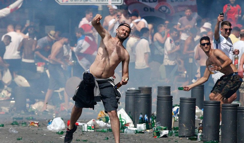 Chefe de uma associação russa de torcedores de futebol, Alexander Shprygin, está entre 20 torcedores russos que serão expulsos da França nos próximos dias, depois da violência na partida entre a Rússia e a Inglaterra pela Euro 2016; três torcedores russos foram presos por um ano, 18 meses e dois anos, respectivamente, segundo decisão de um tribunal de Marselha, por planejarem atos com a intenção de machucar pessoas e destruir propriedades (Foto: Roberta Namour) Chefe de uma associação russa de torcedores de futebol, Alexander Shprygin, está entre 20 torcedores russos que serão expulsos da França nos próximos dias, depois da violência na partida entre a Rússia e a Inglaterra pela Euro 2016; três torcedores russos foram presos por um ano, 18 meses e dois anos, respectivamente, segundo decisão de um tribunal de Marselha, por planejarem atos com a intenção de machucar pessoas e destruir propriedades
