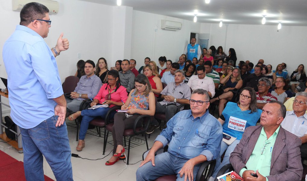 Compartilhar e fortalecer os trabalhos nas 19 Unidades Regionais de Saúde (URS’s) é a finalidade das reuniões mensais que acontecem entre técnicos da Secretaria de Estado de Saúde (SES) e gestores regionais; no segundo encontro, realizado na sala de reunião da Secretaria Adjunta da Política de Atenção Primária e Vigilância em Saúde, foram apresentadas propostas de trabalho nas áreas de Atenção Primária, Vigilância Sanitária, Epidemiologia e Controle de Doenças (Foto: Leonardo Lucena) Compartilhar e fortalecer os trabalhos nas 19 Unidades Regionais de Saúde (URS’s) é a finalidade das reuniões mensais que acontecem entre técnicos da Secretaria de Estado de Saúde (SES) e gestores regionais; no segundo encontro, realizado na sala de reunião da Secretaria Adjunta da Política de Atenção Primária e Vigilância em Saúde, foram apresentadas propostas de trabalho nas áreas de Atenção Primária, Vigilância Sanitária, Epidemiologia e Controle de Doenças