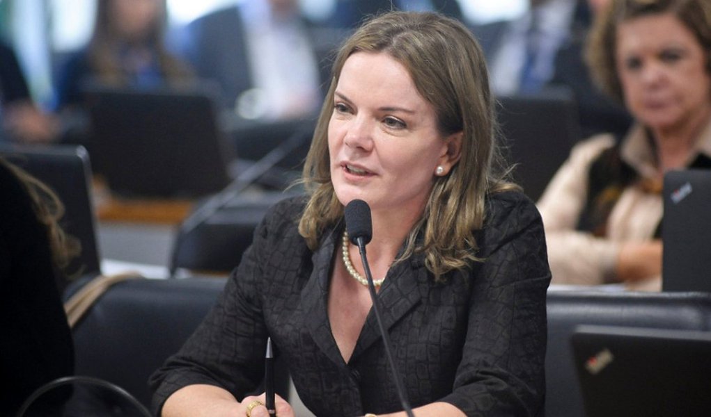 Senadora Gleisi Hoffmann (PT-PR) comenta a 34ª fase da Operação Lava Jato, em que o ex-ministro Guido Mantega foi preso no hospital, onde acompanhava uma cirurgia da esposa; "Prenderam o Guido pq ele ia fugir via hosp Albert Einstein?", questiona (Foto: Felipe L. Goncalves) Senadora Gleisi Hoffmann (PT-PR) comenta a 34ª fase da Operação Lava Jato, em que o ex-ministro Guido Mantega foi preso no hospital, onde acompanhava uma cirurgia da esposa; "Prenderam o Guido pq ele ia fugir via hosp Albert Einstein?", questiona