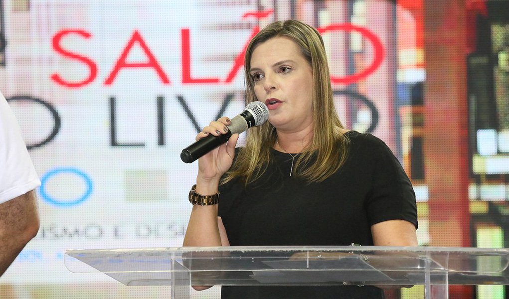 A vice-governadora e pré-candidata a prefeita de Palmas, Cláudia Lelis (PV), avaliou os dados do projeto PV Ouvindo Você, desenvolvido na Capital nos últimos meses, como extremamente positivo para a construção de seu Plano de governo; "Trata-se de um projeto inovador, por meio do qual um pré-candidato foi as ruas de Palmas pela primeira vez ouvir o povo antes de construir seu plano de gestão, isso dará ao nosso povo, o direito de participar das decisões, de apontar quais são as prioridades da região em que viver e o que eles sonham para a nossa cidade", disse (Foto: Leonardo Lucena) A vice-governadora e pré-candidata a prefeita de Palmas, Cláudia Lelis (PV), avaliou os dados do projeto PV Ouvindo Você, desenvolvido na Capital nos últimos meses, como extremamente positivo para a construção de seu Plano de governo; "Trata-se de um projeto inovador, por meio do qual um pré-candidato foi as ruas de Palmas pela primeira vez ouvir o povo antes de construir seu plano de gestão, isso dará ao nosso povo, o direito de participar das decisões, de apontar quais são as prioridades da região em que viver e o que eles sonham para a nossa cidade", disse