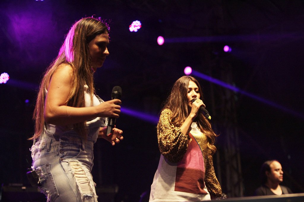 As irmãs mais famosas do forró estarão em Paripe, no subúrbio ferroviário de Salvador, no próximo dia 24 de junho; Simone e Simaria farão show para o São João da Bahia, um projeto idealizado pelo governo do Estado, por meio da Superintendência de Fomento ao Turismo (Bahiatursa). O evento, que começa às 17 horas, na Praça João Martins, conta também com Filomena, Torres da Lapa, Jonas Esticado e Tierry (Foto: Romulo Faro) As irmãs mais famosas do forró estarão em Paripe, no subúrbio ferroviário de Salvador, no próximo dia 24 de junho; Simone e Simaria farão show para o São João da Bahia, um projeto idealizado pelo governo do Estado, por meio da Superintendência de Fomento ao Turismo (Bahiatursa). O evento, que começa às 17 horas, na Praça João Martins, conta também com Filomena, Torres da Lapa, Jonas Esticado e Tierry