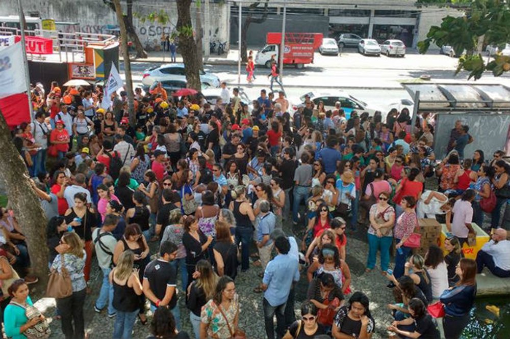 Servidores de secretarias, autarquias e fundações de Pernambuco iniciaram paralisação de 48 horas para pressionar o governo a avançar nas negociações com a categoria, de acordo com o presidente do Sindicato dos Servidores Públicos Civis do Estado de Pernambuco (Sindserpe), Renilson de Oliveira, a paralisão é de advertência e visa "uma proposta conclusiva. Há diálogo, mas não existe negociação de fato"; dentre as reivindicações, figuram questões como o reajuste do vale-alimentação e a readequação da tabela salarial dos servidores (Foto: Paulo Emílio) Servidores de secretarias, autarquias e fundações de Pernambuco iniciaram paralisação de 48 horas para pressionar o governo a avançar nas negociações com a categoria, de acordo com o presidente do Sindicato dos Servidores Públicos Civis do Estado de Pernambuco (Sindserpe), Renilson de Oliveira, a paralisão é de advertência e visa "uma proposta conclusiva. Há diálogo, mas não existe negociação de fato"; dentre as reivindicações, figuram questões como o reajuste do vale-alimentação e a readequação da tabela salarial dos servidores