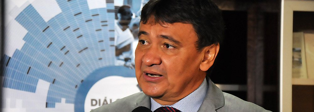 Governador do Piauí, Wellington Dias (PT), afirma que, se aprovada, a PEC que limita gastos públicos por 20 anos irá beneficiar os financistas, banqueiros e a população ficaria em segundo plano, piorando a situação dos Estados; ele ironizou ainda a consequência da aprovação da proposta; "Pode faltar dinheiro da saúde, da educação, do social, do campo, do rual, pode parar as obras, mas não pode faltar dinheiro para juros e encargos das dívidas. É isso que o Brasil quer? Acho que não" (Foto: Leonardo Lucena) Governador do Piauí, Wellington Dias (PT), afirma que, se aprovada, a PEC que limita gastos públicos por 20 anos irá beneficiar os financistas, banqueiros e a população ficaria em segundo plano, piorando a situação dos Estados; ele ironizou ainda a consequência da aprovação da proposta; "Pode faltar dinheiro da saúde, da educação, do social, do campo, do rual, pode parar as obras, mas não pode faltar dinheiro para juros e encargos das dívidas. É isso que o Brasil quer? Acho que não"