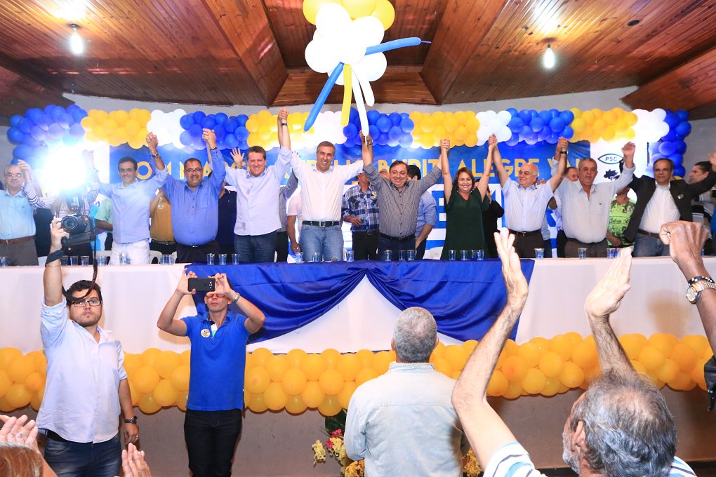 “O desenvolvimento vem da parceria, da união, da força do município casada com a força do Estado”; esse foi o tom do discurso do vice-governador e secretário de Segurança Pública, José Eliton, durante encontro da base aliada em Buriti Alegre, região sul do Estado; Eliton reforçou que Goiás “já virou a página da crise” e se torna o primeiro estado do país a retomar o crescimento; “Nós vivemos uma crise muito complicada no ano passado, mas o governador Marconi fez o maior ajuste fiscal do Brasil e hoje Goiás é o primeiro do país a virar essa página” (Foto: José Barbacena) “O desenvolvimento vem da parceria, da união, da força do município casada com a força do Estado”; esse foi o tom do discurso do vice-governador e secretário de Segurança Pública, José Eliton, durante encontro da base aliada em Buriti Alegre, região sul do Estado; Eliton reforçou que Goiás “já virou a página da crise” e se torna o primeiro estado do país a retomar o crescimento; “Nós vivemos uma crise muito complicada no ano passado, mas o governador Marconi fez o maior ajuste fiscal do Brasil e hoje Goiás é o primeiro do país a virar essa página”