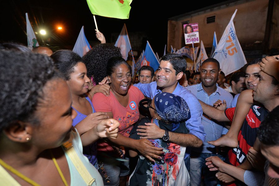 "Se Deus quiser, com nossa reeleição, o programa Morar Melhor, que está dando dignidade à vida de milhares de famílias, vai continuar e as 20 mil primeiras casas da primeira etapa vão se transformar em 100 mil ao longo dos próximos anos porque esse é o nosso compromisso: ajudar quem mais precisa", disse na noite desta segunda-feira o prefeito e candidato à reeleição ACM Neto (DEM), em caminhada no bairro Marechal Rondon (Foto: Romulo Faro) "Se Deus quiser, com nossa reeleição, o programa Morar Melhor, que está dando dignidade à vida de milhares de famílias, vai continuar e as 20 mil primeiras casas da primeira etapa vão se transformar em 100 mil ao longo dos próximos anos porque esse é o nosso compromisso: ajudar quem mais precisa", disse na noite desta segunda-feira o prefeito e candidato à reeleição ACM Neto (DEM), em caminhada no bairro Marechal Rondon