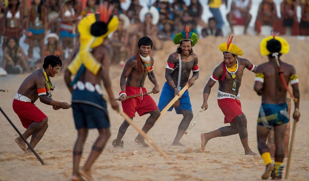 Dados do Conselho Indigenista Missionário (Cimi) mostram que, em 2015, 137 indígenas foram assassinados no país. De acordo com o Relatório Violência contra os Povos Indígenas no Brasil, o total de assassinatos de índios pode ser ainda maior já que a Secretaria Especial de Saúde Indígena (Sesai) reconhece que os números repassados ao Cimi estão “defasados”; o relatório mostra que, na comparação com os dados de 2014, houve redução de um caso (138); mostra ainda que desde 2003, 891 indígenas foram assassinados, resultando em uma média de 68 mortes violentas por ano (Foto: Leonardo Lucena) Dados do Conselho Indigenista Missionário (Cimi) mostram que, em 2015, 137 indígenas foram assassinados no país. De acordo com o Relatório Violência contra os Povos Indígenas no Brasil, o total de assassinatos de índios pode ser ainda maior já que a Secretaria Especial de Saúde Indígena (Sesai) reconhece que os números repassados ao Cimi estão “defasados”; o relatório mostra que, na comparação com os dados de 2014, houve redução de um caso (138); mostra ainda que desde 2003, 891 indígenas foram assassinados, resultando em uma média de 68 mortes violentas por ano