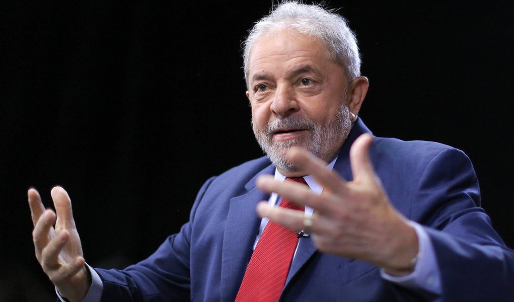 Mesmo classificando a versão do procurador-geral sobre suposta participação do ex-presidente Lula em tentativas de obstruir a operação Lava Jato de “fantasiosa”, os advogados Cristiano Zanin Martins, Roberto Teixeira e José Roberto Batochio afirmam que Rodrigo Janot já destacou inúmeras vezes a necessidade de as investigações relacionadas ao ex-presidente permanecerem no Supremo (Foto: Roberta Namour) Mesmo classificando a versão do procurador-geral sobre suposta participação do ex-presidente Lula em tentativas de obstruir a operação Lava Jato de “fantasiosa”, os advogados Cristiano Zanin Martins, Roberto Teixeira e José Roberto Batochio afirmam que Rodrigo Janot já destacou inúmeras vezes a necessidade de as investigações relacionadas ao ex-presidente permanecerem no Supremo