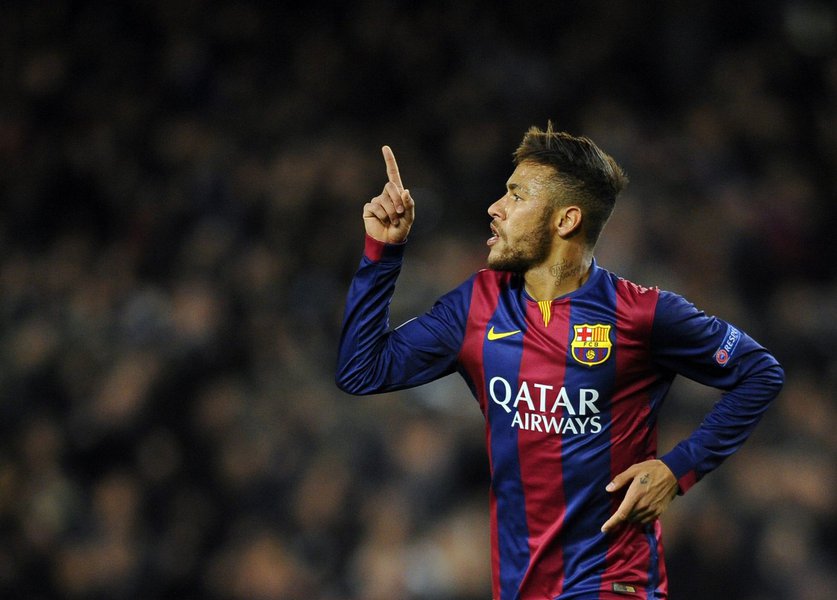 O atacante brasileiro irá assinar um novo contrato de cinco anos com o clube espanhol na sexta-feira; contratado pelo Barça junto ao Santos em 2013, o jogador de 24 anos conquistou nove troféus, incluindo dois títulos do Campeonato Espanhol e a Liga dos Campeões de 2015, na qual ele marcou o gol da vitória por 3 x 1 sobre a Juventus na final (Foto: Gisele Federicce) O atacante brasileiro irá assinar um novo contrato de cinco anos com o clube espanhol na sexta-feira; contratado pelo Barça junto ao Santos em 2013, o jogador de 24 anos conquistou nove troféus, incluindo dois títulos do Campeonato Espanhol e a Liga dos Campeões de 2015, na qual ele marcou o gol da vitória por 3 x 1 sobre a Juventus na final