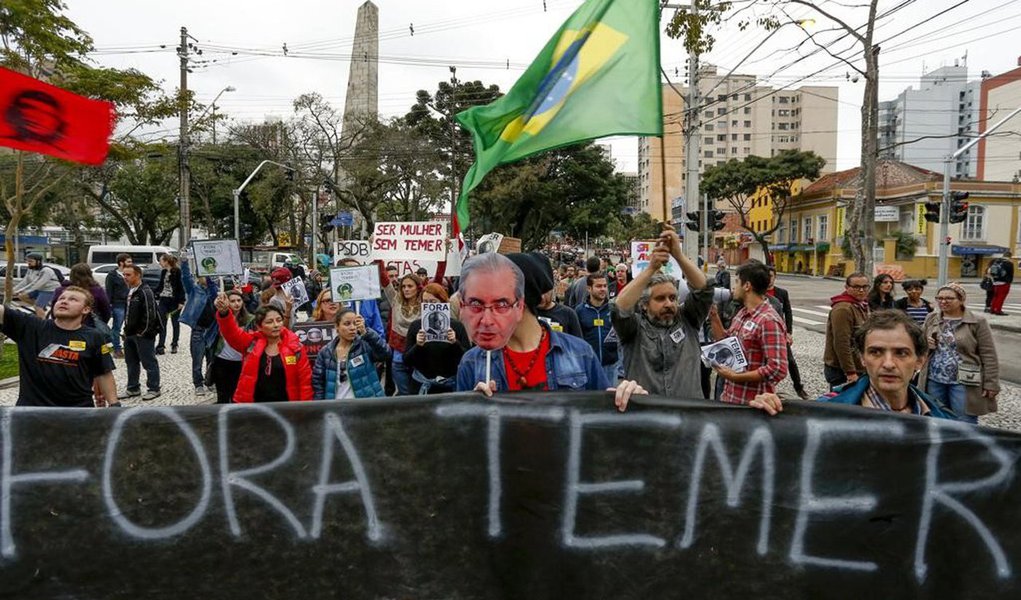 “Chamamos as manifestações para o dia 31 precisamente como uma maneira de dar continuidade ao processo de mobilização pelo Fora Temer, pela defesa dos direitos sociais, diante do risco real de ataque. E também, nesse caso, pela defesa de um plebiscito (sobre antecipação das eleições) pelo qual o povo possa decidir, não apenas o Senado”, diz Guilherme Boulos, coordenador da Frente Povo sem Medo; para ele, o recuo de movimentos golpistas ao desistir de atos no mesmo dia indica que "temiam um fiasco e não teriam o que dizer" (Foto: Roberta Namour) “Chamamos as manifestações para o dia 31 precisamente como uma maneira de dar continuidade ao processo de mobilização pelo Fora Temer, pela defesa dos direitos sociais, diante do risco real de ataque. E também, nesse caso, pela defesa de um plebiscito (sobre antecipação das eleições) pelo qual o povo possa decidir, não apenas o Senado”, diz Guilherme Boulos, coordenador da Frente Povo sem Medo; para ele, o recuo de movimentos golpistas ao desistir de atos no mesmo dia indica que "temiam um fiasco e não teriam o que dizer"