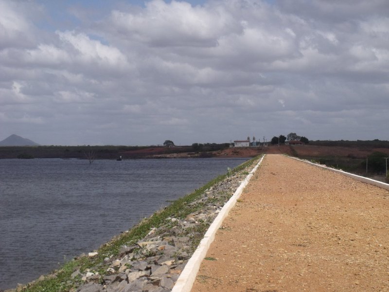 Ceará247 - O governador do Ceará, Camilo Santana (PT), inaugura nesta quarta-feira (14), às 14h30, uma nova adutora, no município de Capistrano, para garantir o abastecimento da cidade até a próxima quadra chuvosa. A obra está entre as medidas apresentadas pelo Governo do Ceará para o enfrentamento da seca. A adutora vai captar água no Açude Pesqueiro e seguir, por 8 km, até a Estação de Tratamento de Água (ETA) da Companhia de Água e Esgoto do Ceará (Cagece) na sede do município (Foto: Fatima 247) Ceará247 - O governador do Ceará, Camilo Santana (PT), inaugura nesta quarta-feira (14), às 14h30, uma nova adutora, no município de Capistrano, para garantir o abastecimento da cidade até a próxima quadra chuvosa. A obra está entre as medidas apresentadas pelo Governo do Ceará para o enfrentamento da seca. A adutora vai captar água no Açude Pesqueiro e seguir, por 8 km, até a Estação de Tratamento de Água (ETA) da Companhia de Água e Esgoto do Ceará (Cagece) na sede do município