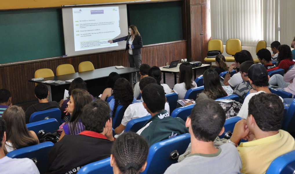 Ministério da Educação (MEC) anunciou que irá liberar R$ 568,3 milhões em créditos extraorçamentários voltados para o pagamento de bolsasde pós-graduação da Capes, incluindo as que fazem parte do programa de intercâmbio Ciência Sem Fronteiras (Foto: Paulo Emílio) Ministério da Educação (MEC) anunciou que irá liberar R$ 568,3 milhões em créditos extraorçamentários voltados para o pagamento de bolsasde pós-graduação da Capes, incluindo as que fazem parte do programa de intercâmbio Ciência Sem Fronteiras