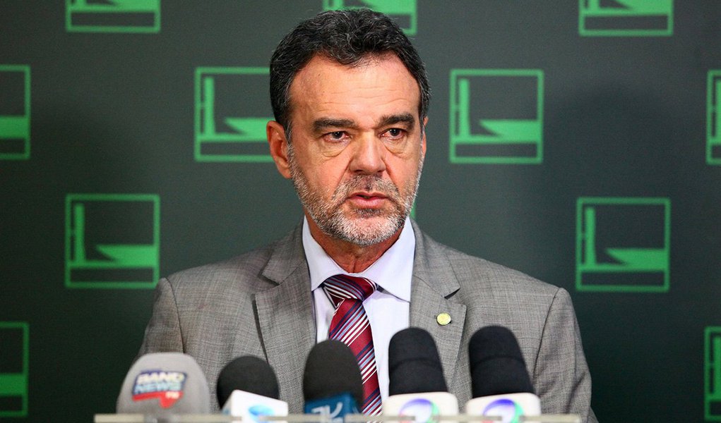 “A oposição atual, que é composta pelo PT, PCdoB, PSOL, Rede e PDT, tem papel muito importante e busca se unir em defesa da democracia. Não terá, entretanto, maioria para derrotar o chamado Centrão, o candidato de Cunha e do interino Michel Temer (PMDB). Por essa razão, é necessário dialogar com parte da oposição de ontem (DEM, PSDB e PPS)”, diz o líder do PCdoB na Câmara, deputado Daniel Almeida (BA) (Foto: Roberta Namour) “A oposição atual, que é composta pelo PT, PCdoB, PSOL, Rede e PDT, tem papel muito importante e busca se unir em defesa da democracia. Não terá, entretanto, maioria para derrotar o chamado Centrão, o candidato de Cunha e do interino Michel Temer (PMDB). Por essa razão, é necessário dialogar com parte da oposição de ontem (DEM, PSDB e PPS)”, diz o líder do PCdoB na Câmara, deputado Daniel Almeida (BA)